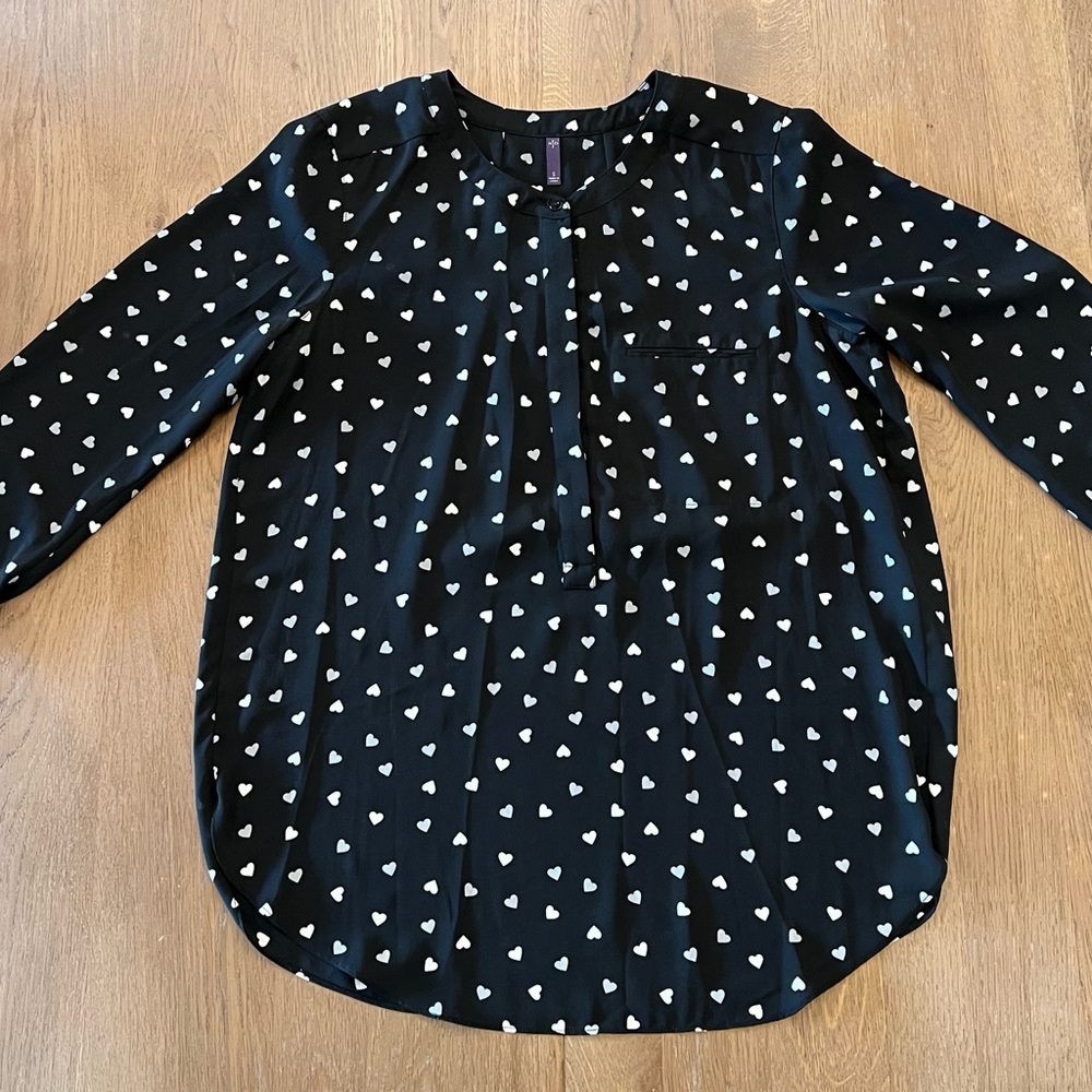 NYDJ Black Heart Print 3/4 Sleeve Henley Pleat Back Women's Top